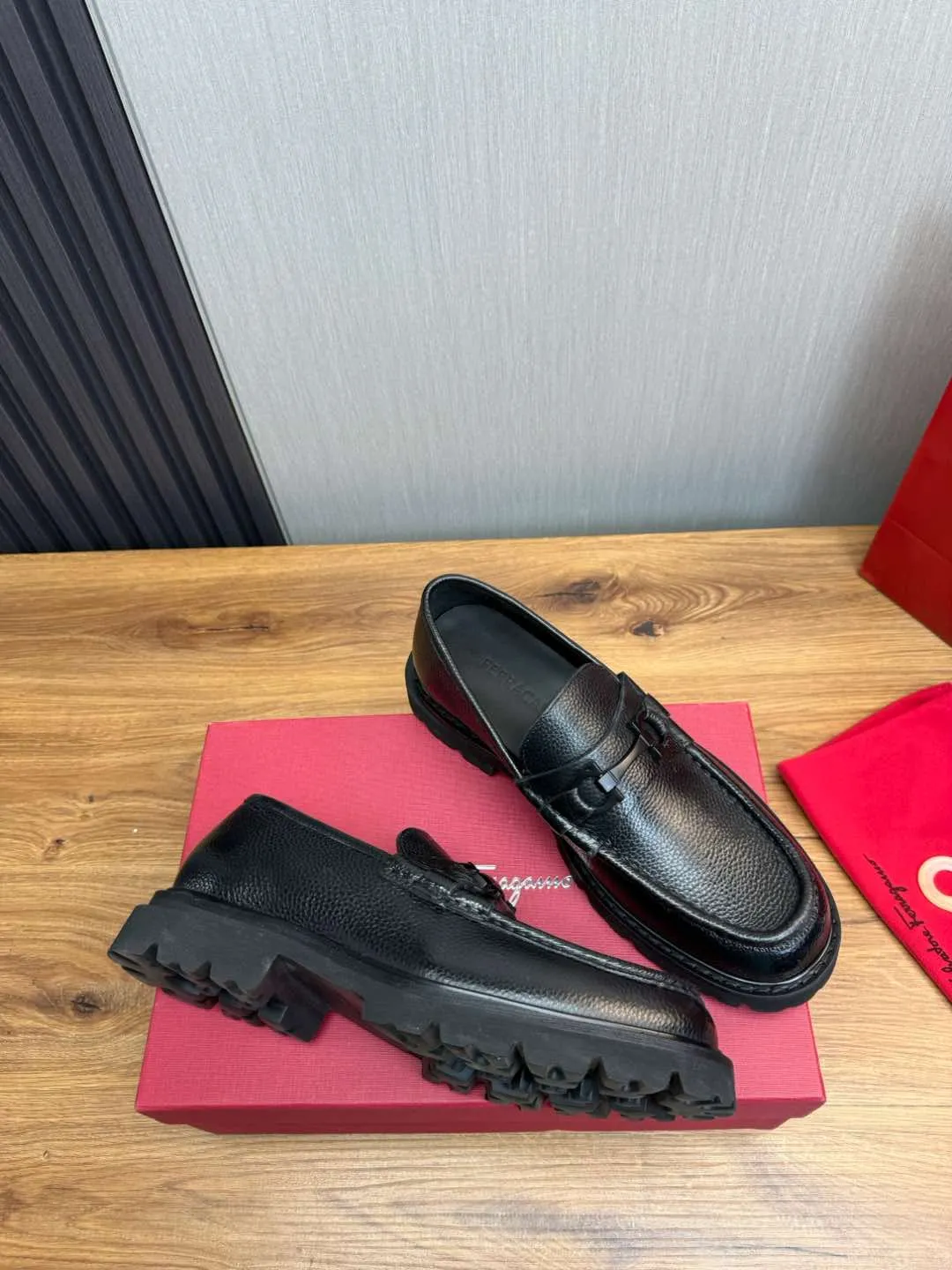 Men's shoes 💰880💰 Ferragamo. [Ferragamo] men's thick-soled loafers, the latest hot style, 1:1 original purchase quality, top quality, imported open-edge beaded cowhide leather on the upper, hand-made three-dimensional stitching highlights the round toe design, the inner foot pads are all imported cowhide, with original lightweight foam outsole, matching code 39-44, (38, 45 custom-made, non-refundable)